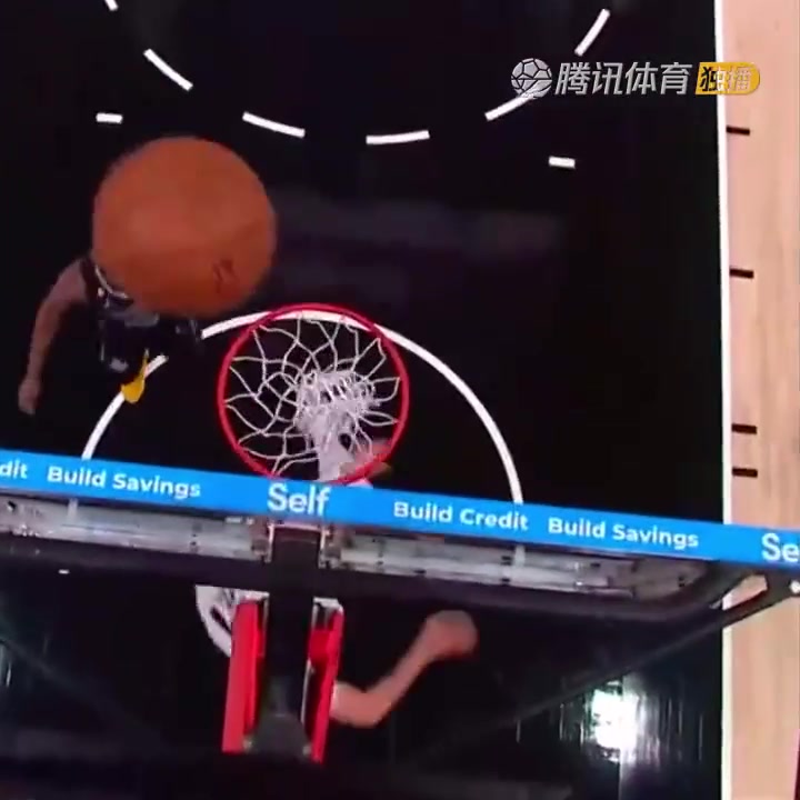 罕見一幕！努爾基奇拋投 球神奇停在籃板上沿 看呆凱爾登?。ㄅ瑺柣婕\）